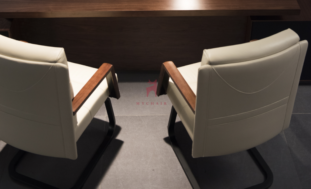 NO607C là mẫu ghế phòng họp được ưa chuộng nhờ thiết kế tựa lưng hiện đại và tay đỡ từ gỗ sồi cao cấp