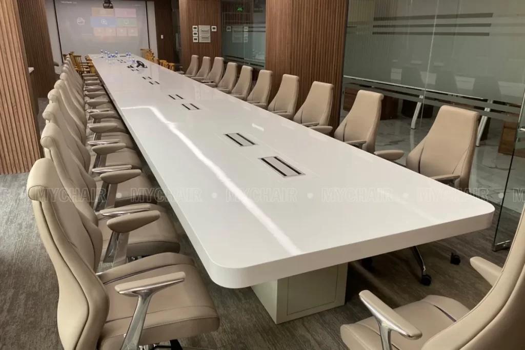 Phòng họp lớn có thể ngồi hơn 20 người