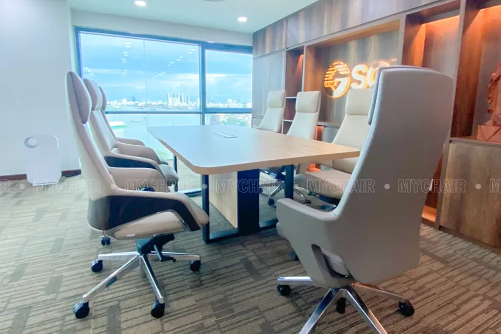 Bộ bàn ghế đặt tại vị trí trung tâm tạo điểm nhấn riêng cho văn phòng
