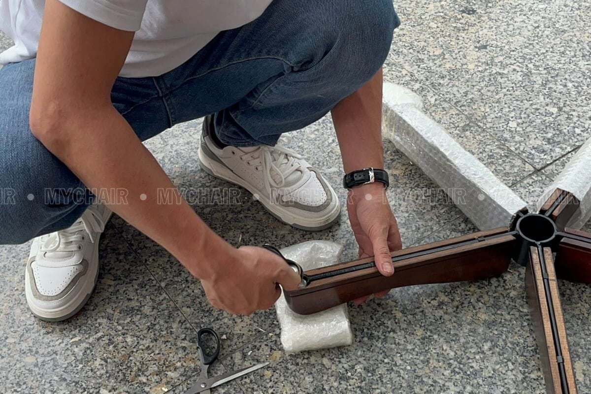 Cách lắp ghế giám đốc chân xoay