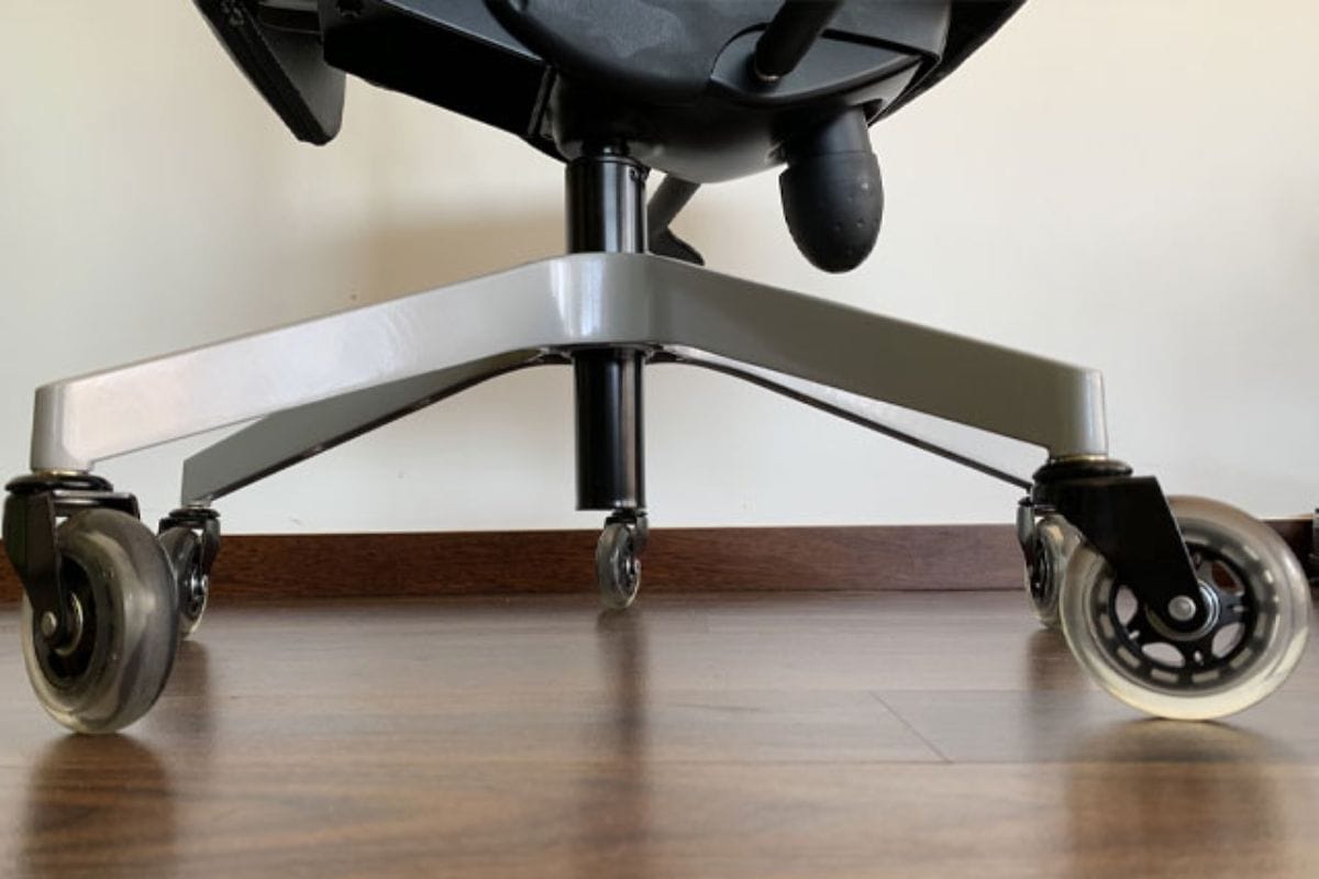 Cách sửa ghế giám đốc do bánh xe bị mài mòn