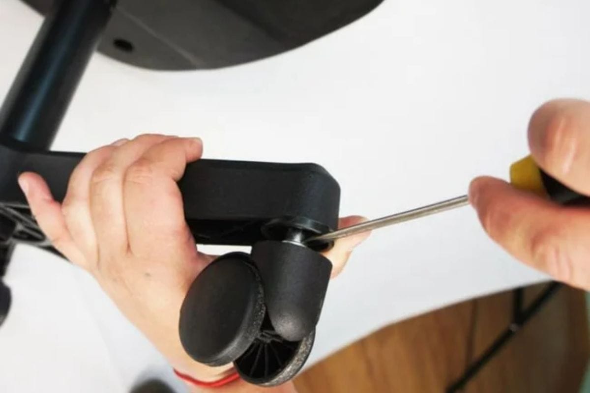 Cách sửa ghế giám đốc bị kêu do bánh xe có vấn đề