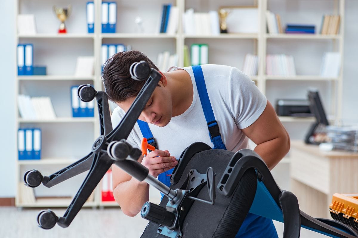 Cách sửa ghế giám đốc bị nghiêng do ốc vít kết nối bị lỏng