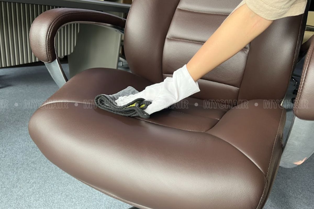 Cách vệ sinh ghế giám đốc da với các vị trí bám bụi bẩn thông thường