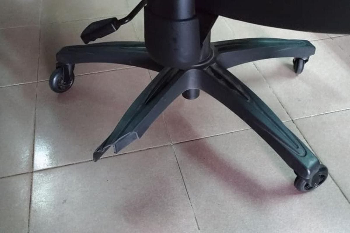 Nguyên nhân khiến chân ghế giám đốc bị gãy