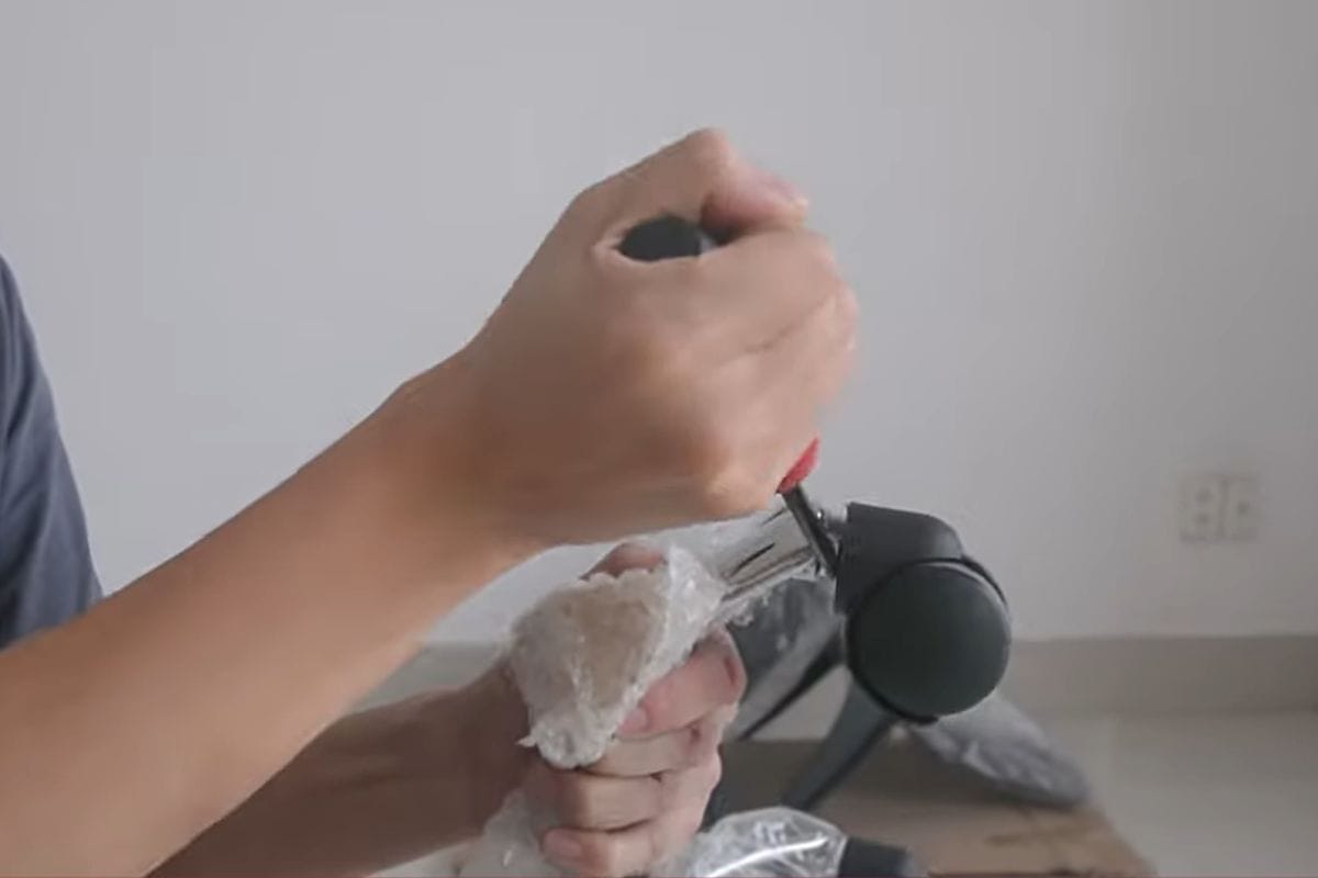 Tháo bánh xe ghế giám đốc
