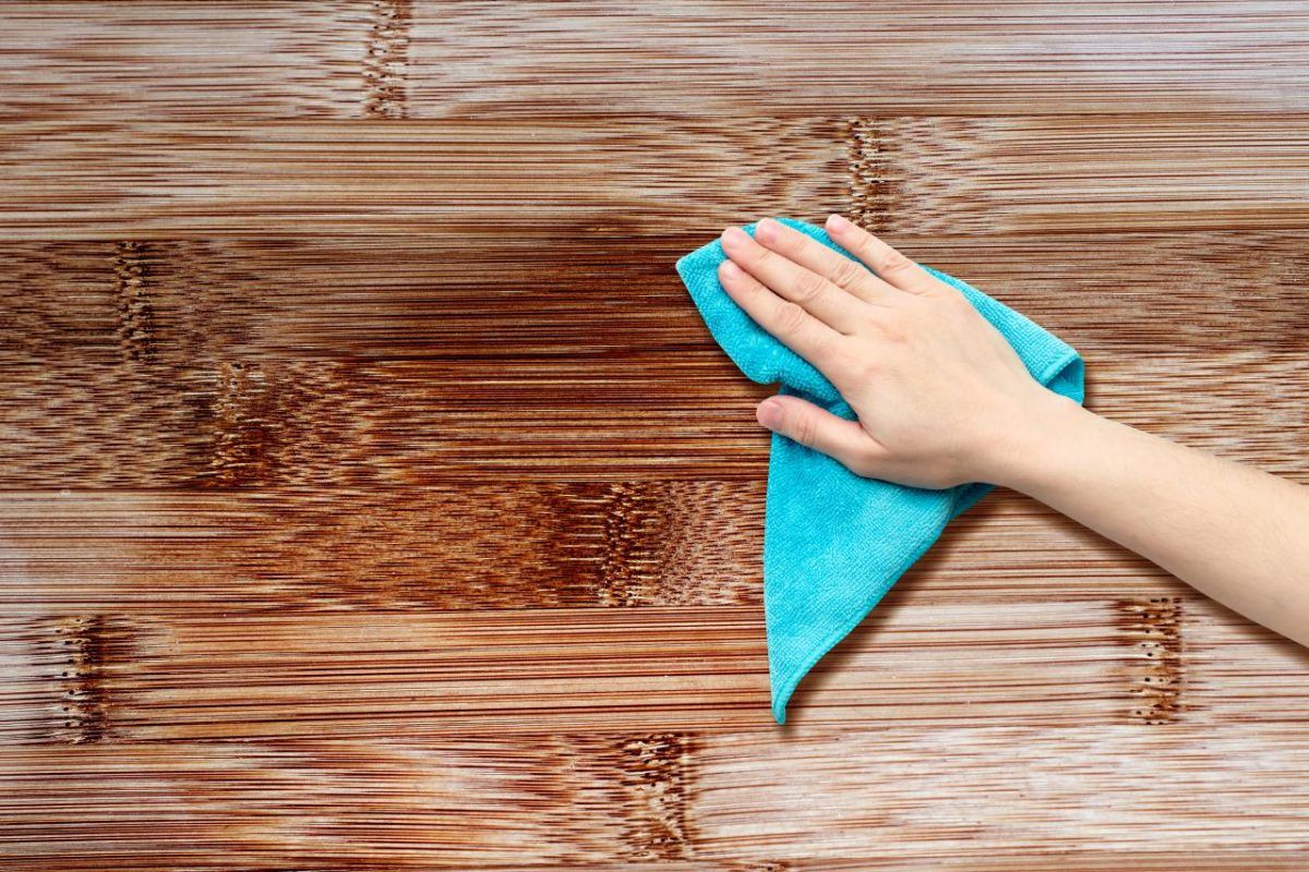 Vệ sinh định kỳ để bảo quản đồ gỗ nội thất khi trời mưa ẩm
