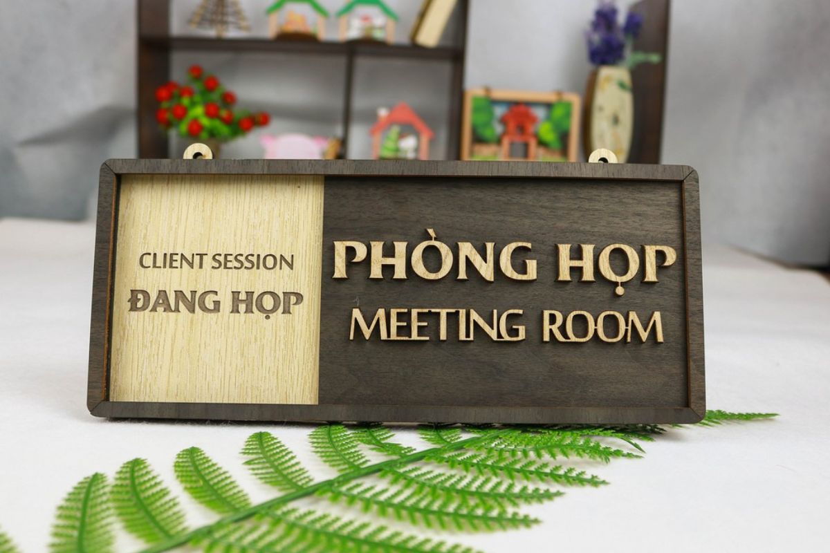 Bảng treo cửa phòng họp gỗ