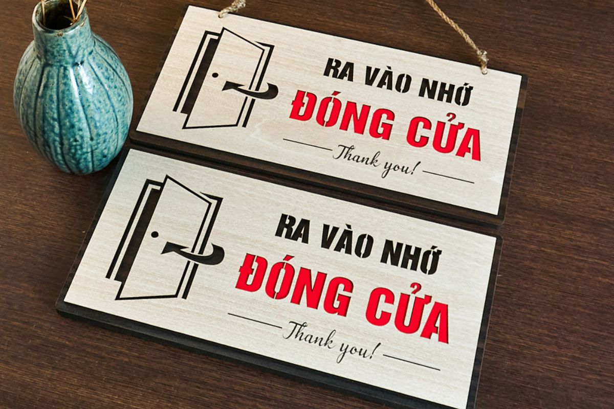 Bảng treo cửa phòng họp đơn giản