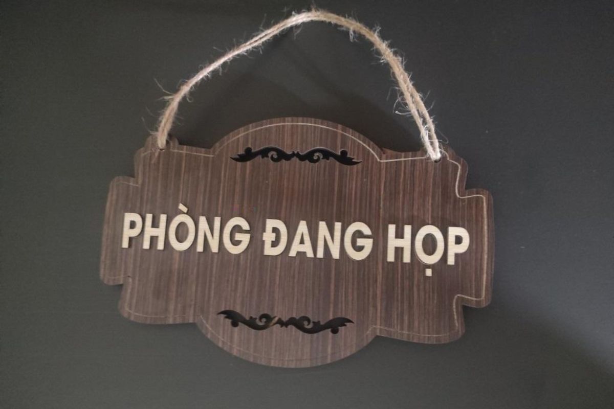 Bảng treo trước phòng họp phong cách vintage