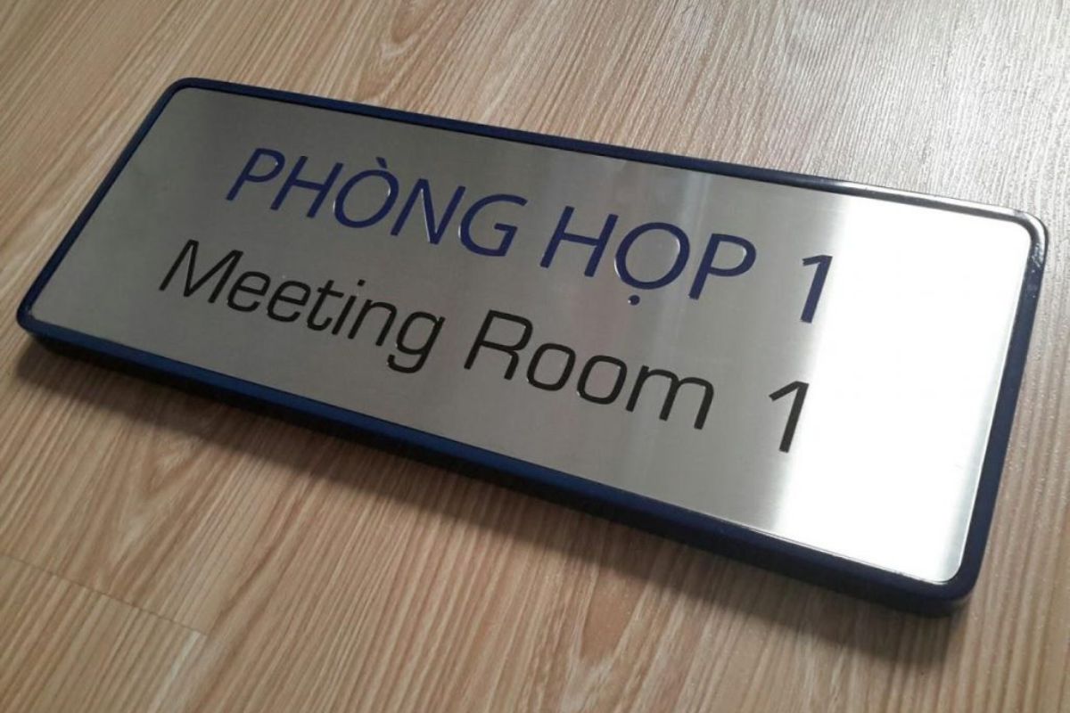Bảng treo trước cửa phòng họp sang trọng