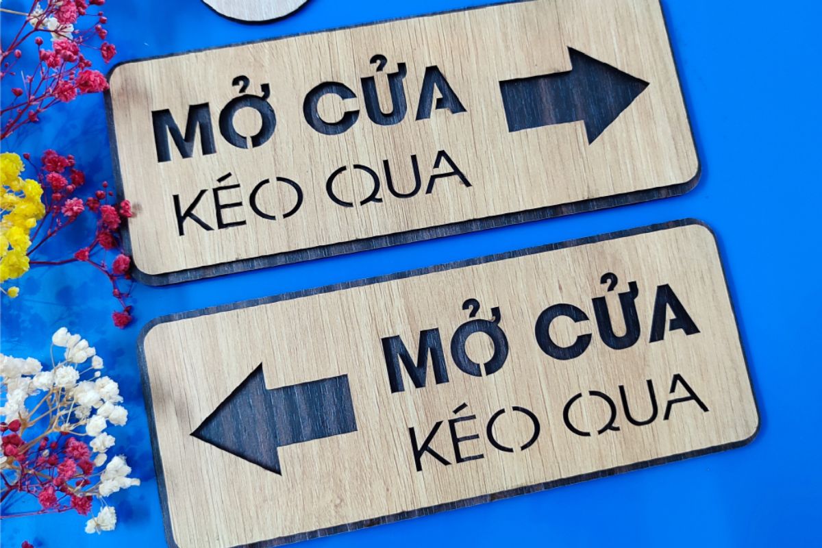 Bảng treo trước cửa phòng họp bằng gỗ