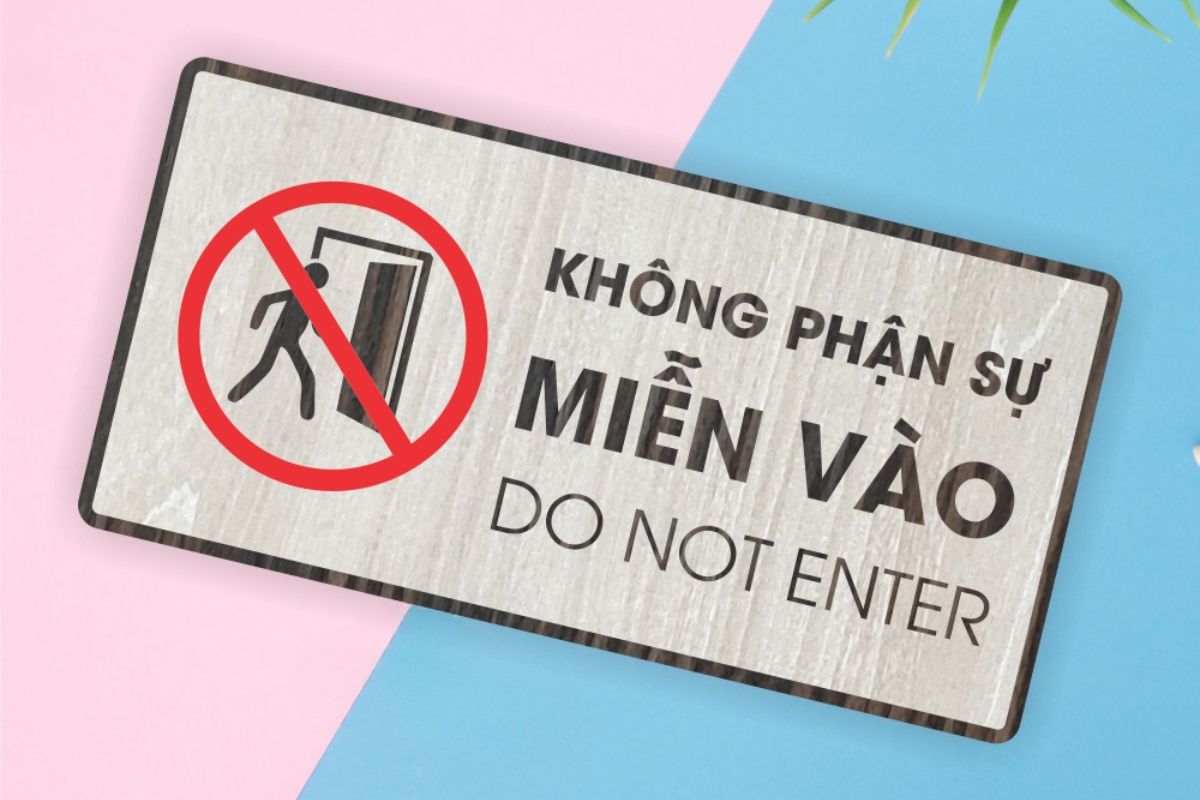 Bảng treo trước cửa phòng họp độc đáo