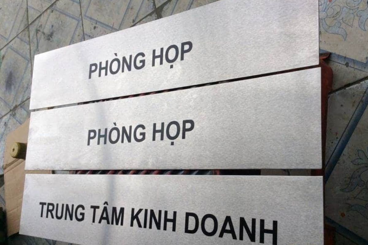 Giá bảng treo cửa phòng họp