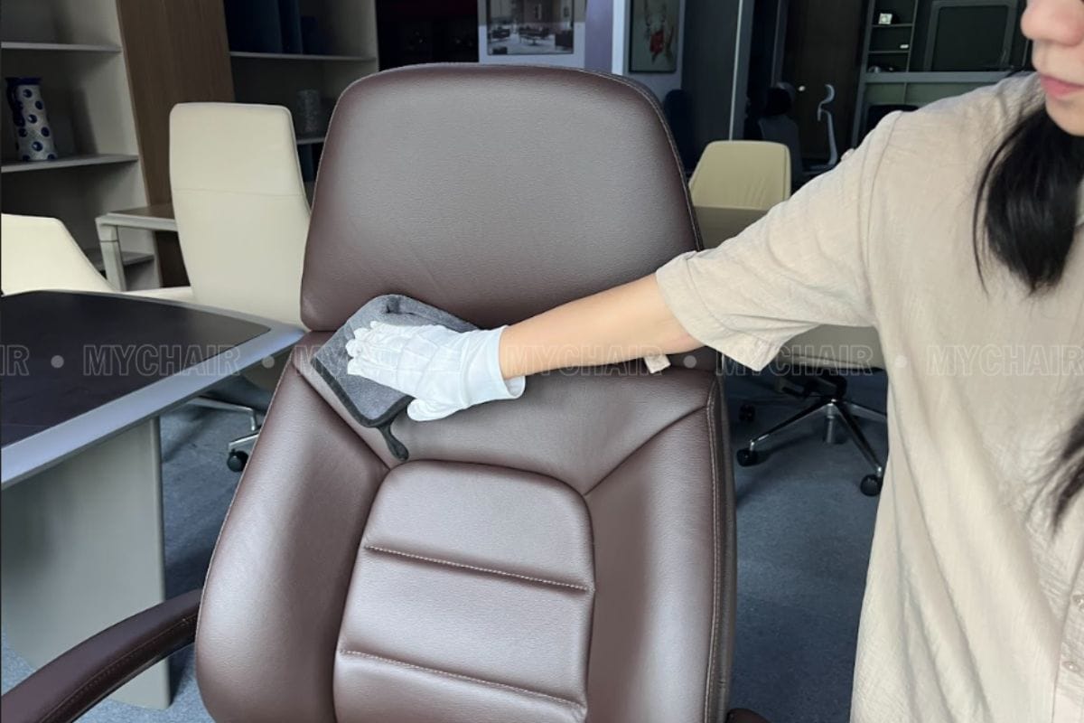 Lau khô khi da thật bị ngấm nước