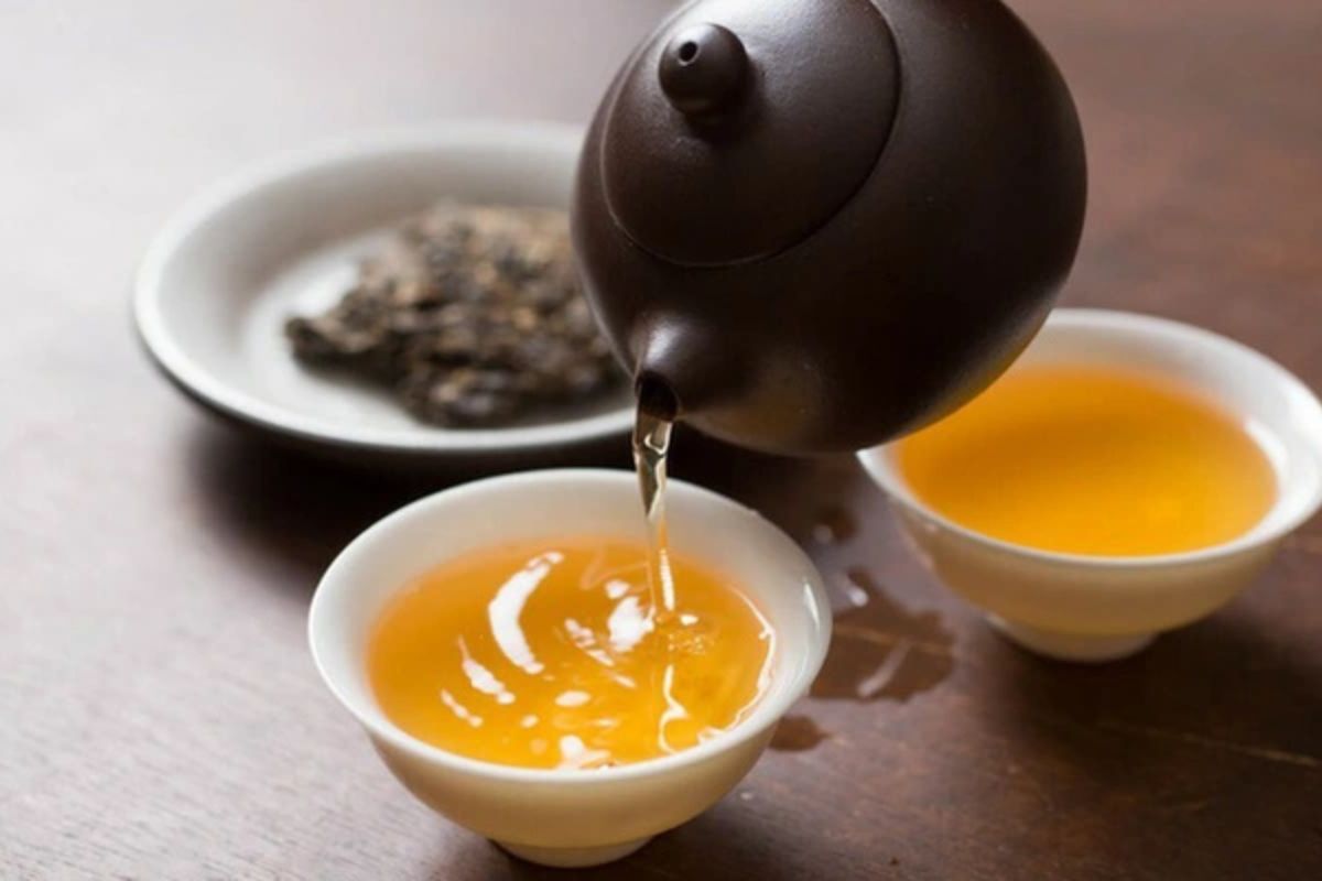 Sửa bàn giám đốc bị bong sơn bằng trà đặc