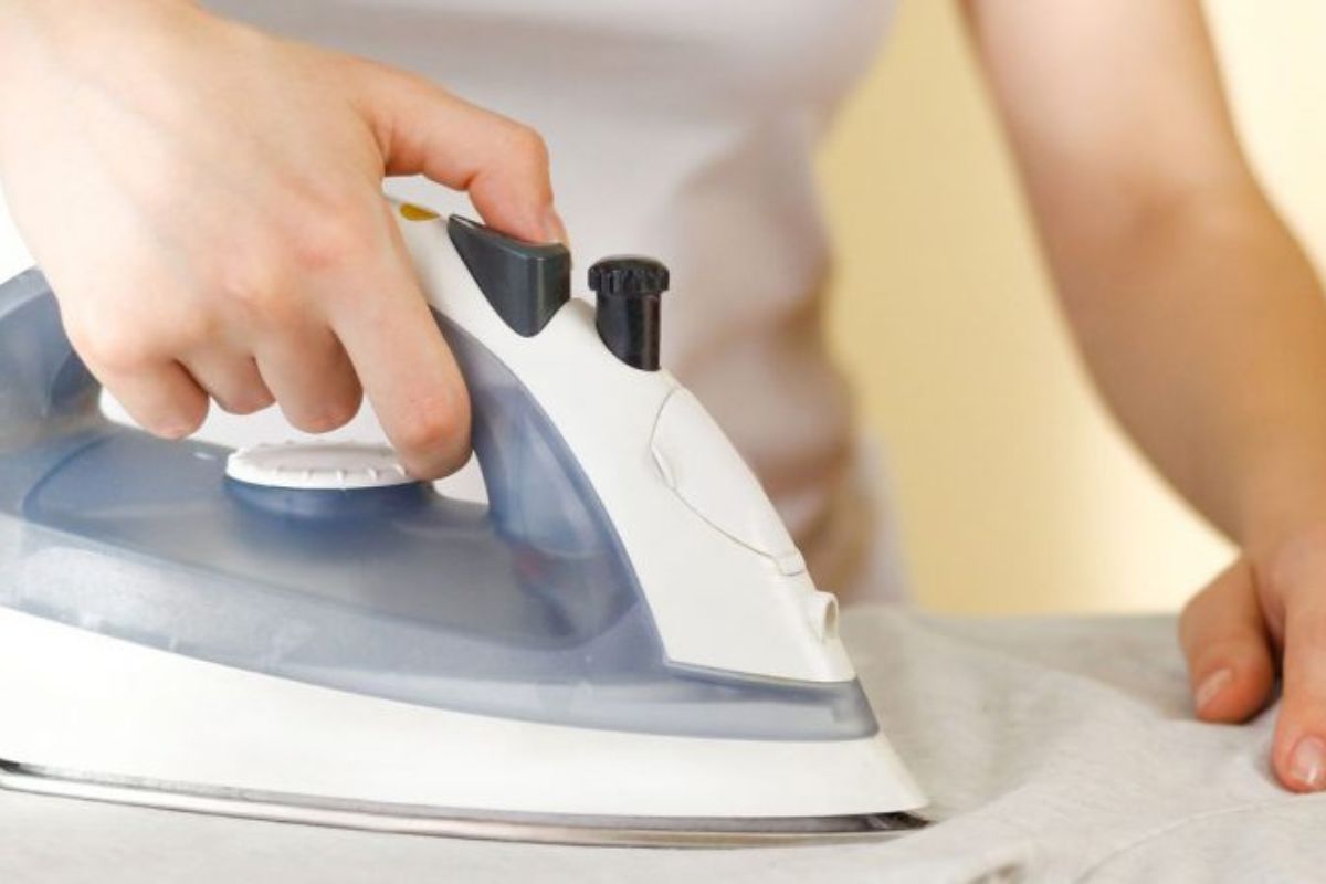 Vệ sinh vết cáu nước trên bàn giám đốc gỗ