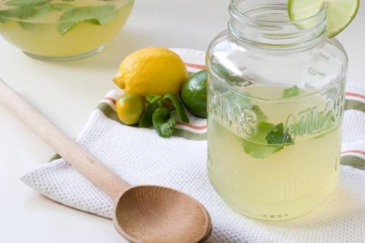 Vệ sinh bàn giám đốc gỗ với vết bẩn cứng đầu