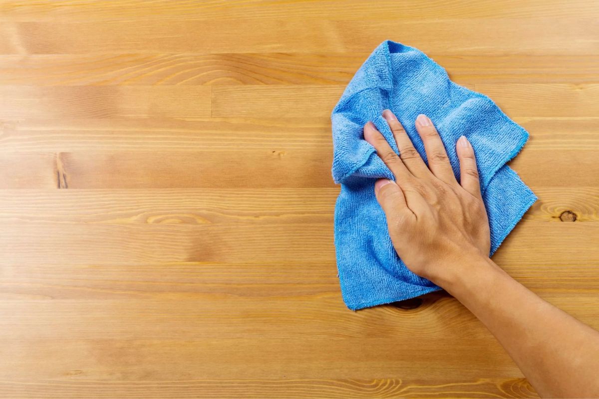 Vệ sinh bàn giám đốc gỗ tự nhiên với các vết bẩn nhẹ