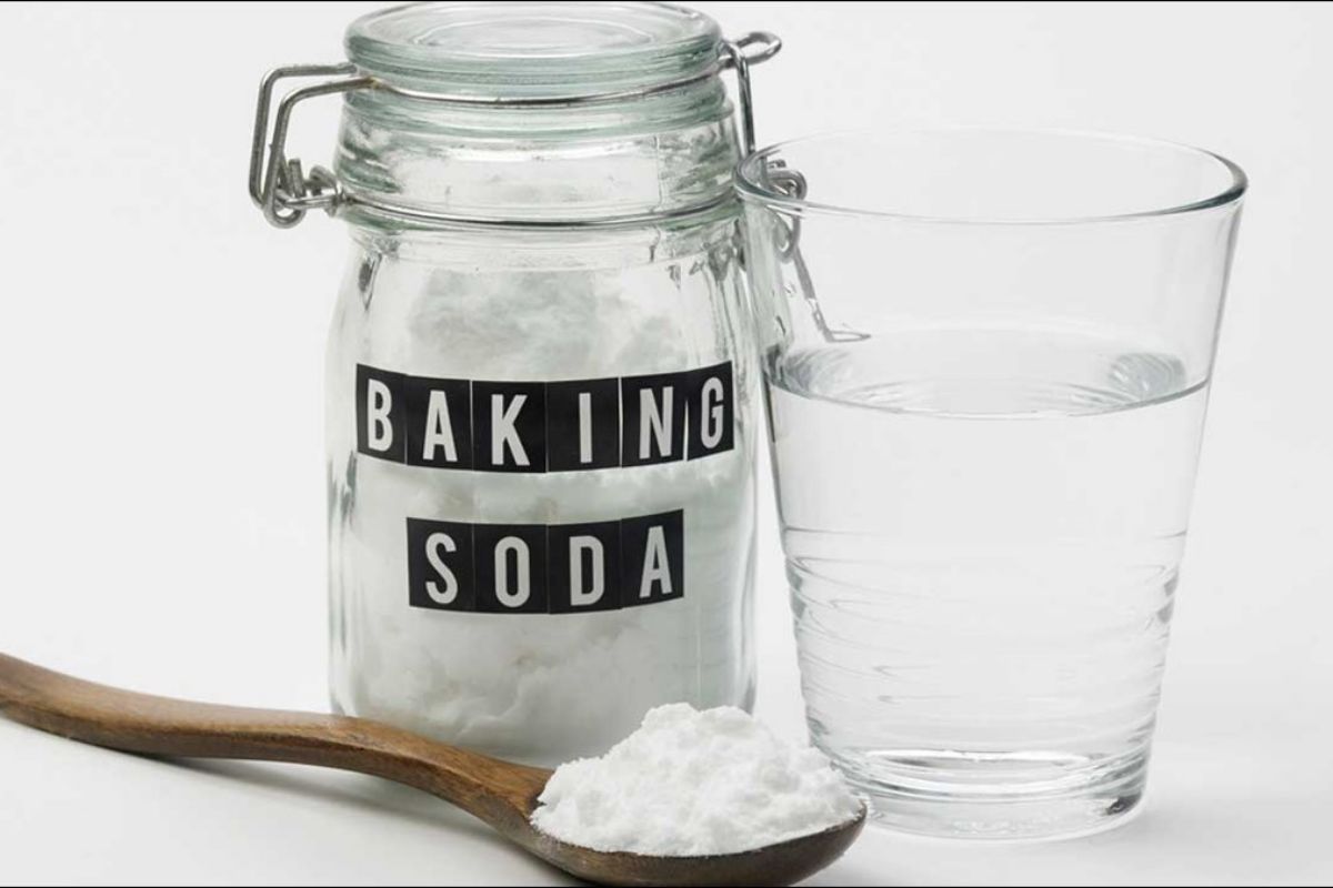 Cách xử lý bàn giám đốc bị ố vàng bằng baking soda