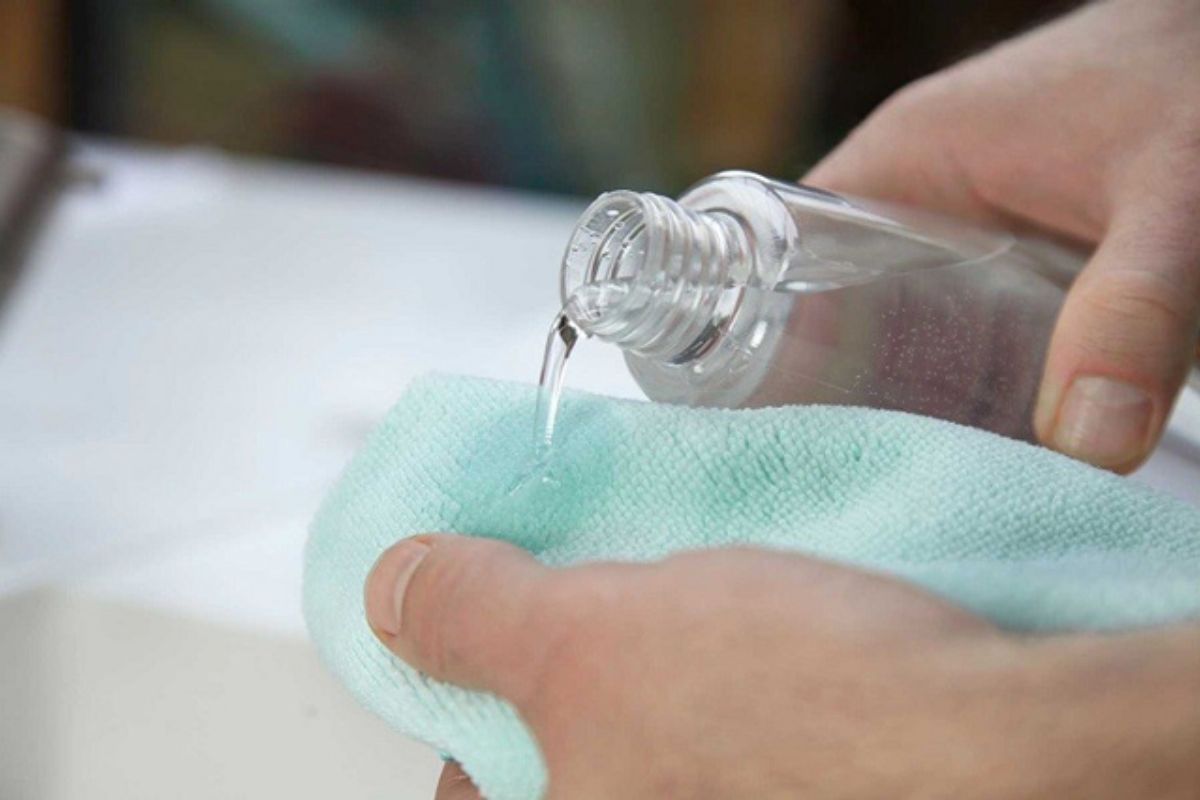 Cách xử lý bàn giám đốc bị ố vàng bằng dung dịch axeton