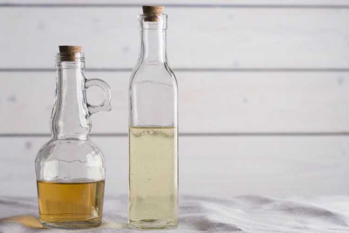 Cách xử lý bàn giám đốc bị ố vàng bằng giấm ăn