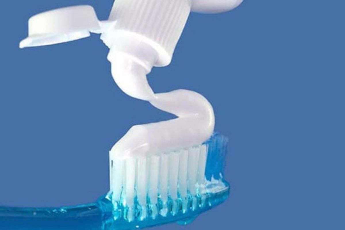 Cách xử lý bàn giám đốc bị ố vàng bằng kem đánh răng