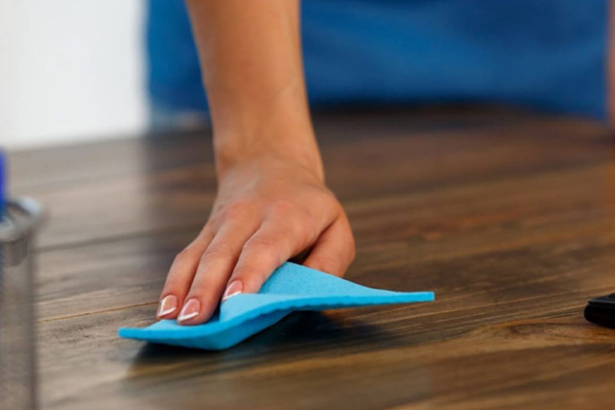 Cách xử lý bàn giám đốc bị ố vàng bằng khăn và nước sạch
