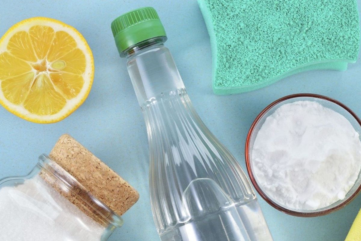 Cách xử lý bàn giám đốc bị ố vàng bằng muối và chanh