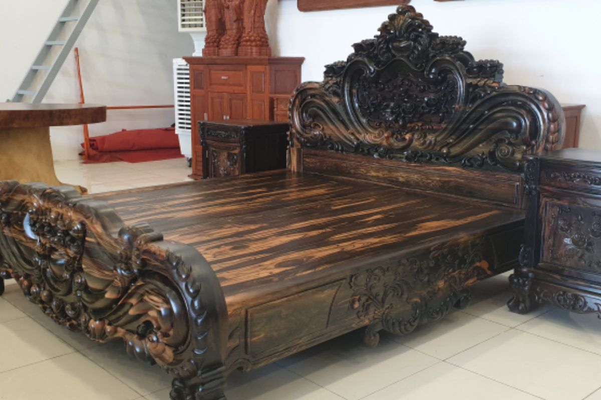 Giường gỗ mun
