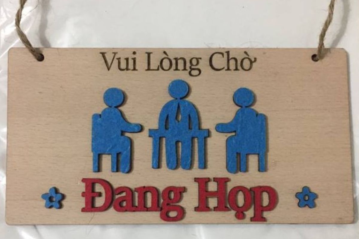 Định nghĩa bảng treo cửa phòng họp