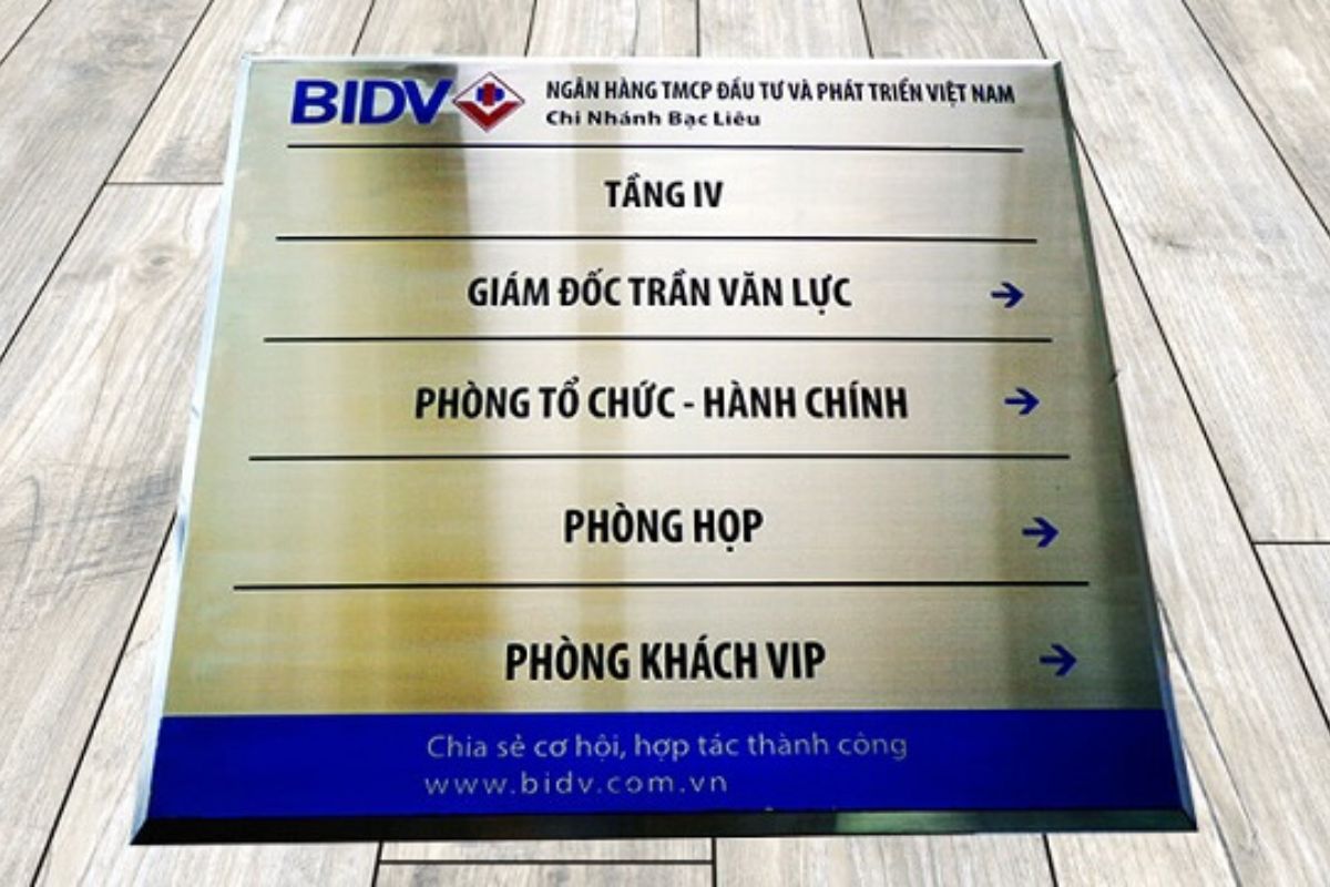 Lý do nên sử dụng bảng treo cửa phòng họp