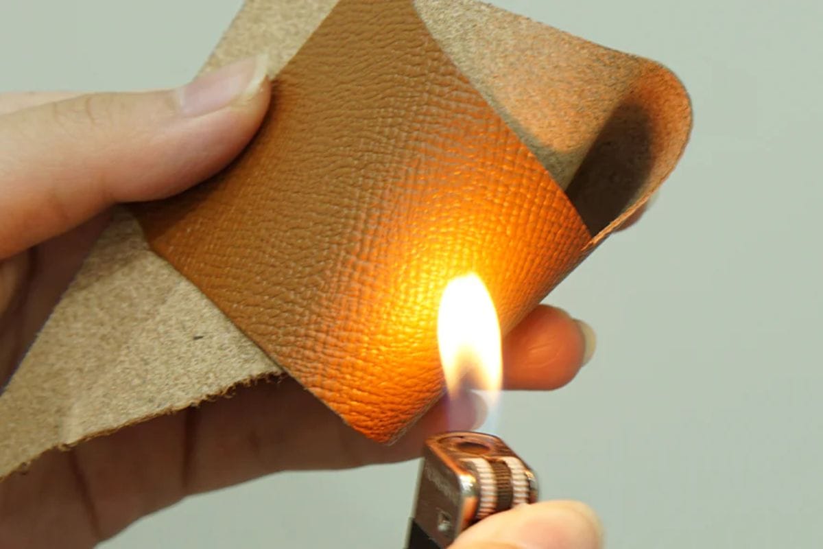 Nhận biết da bò thật bằng cách hơ qua lửa