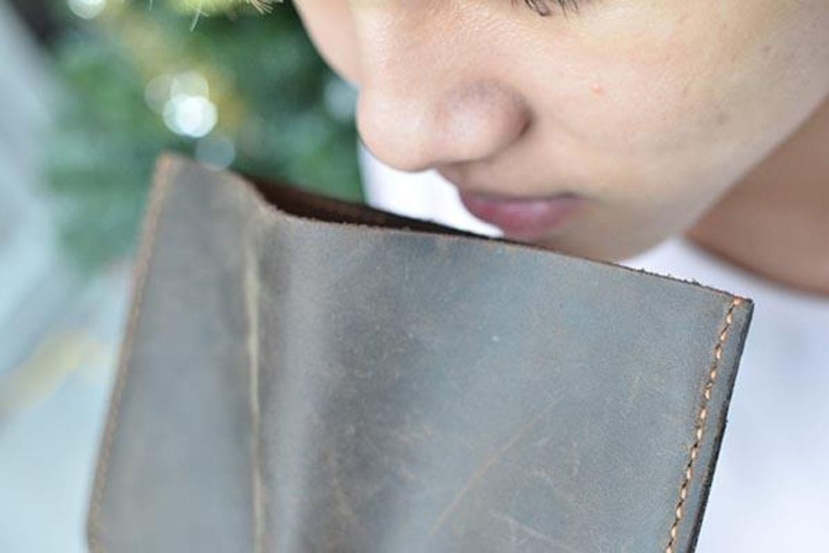 Nhận biết da bò thật bằng cách ngửi thử