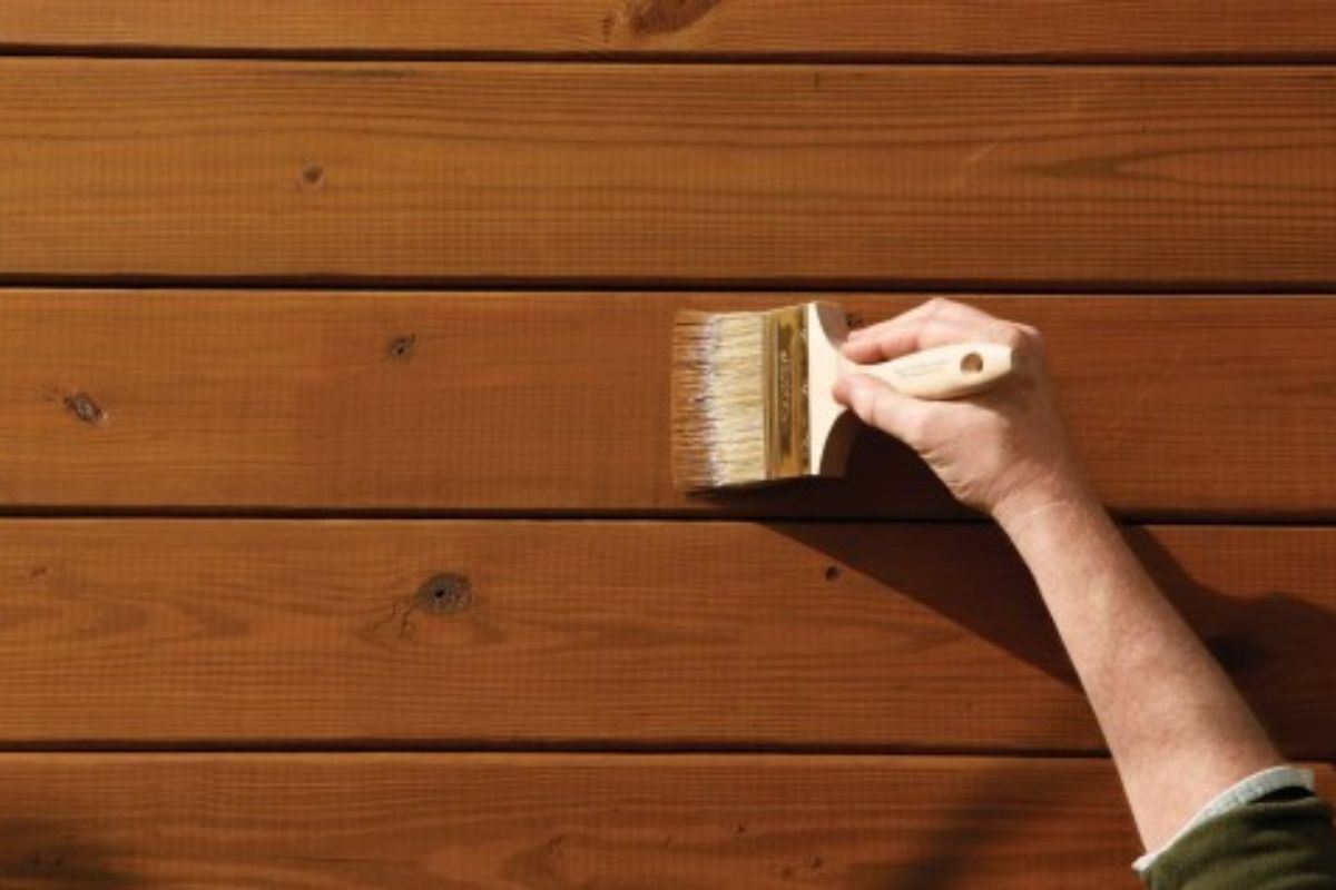 Sửa bàn giám đốc bị bong sơn bằng sơn PU