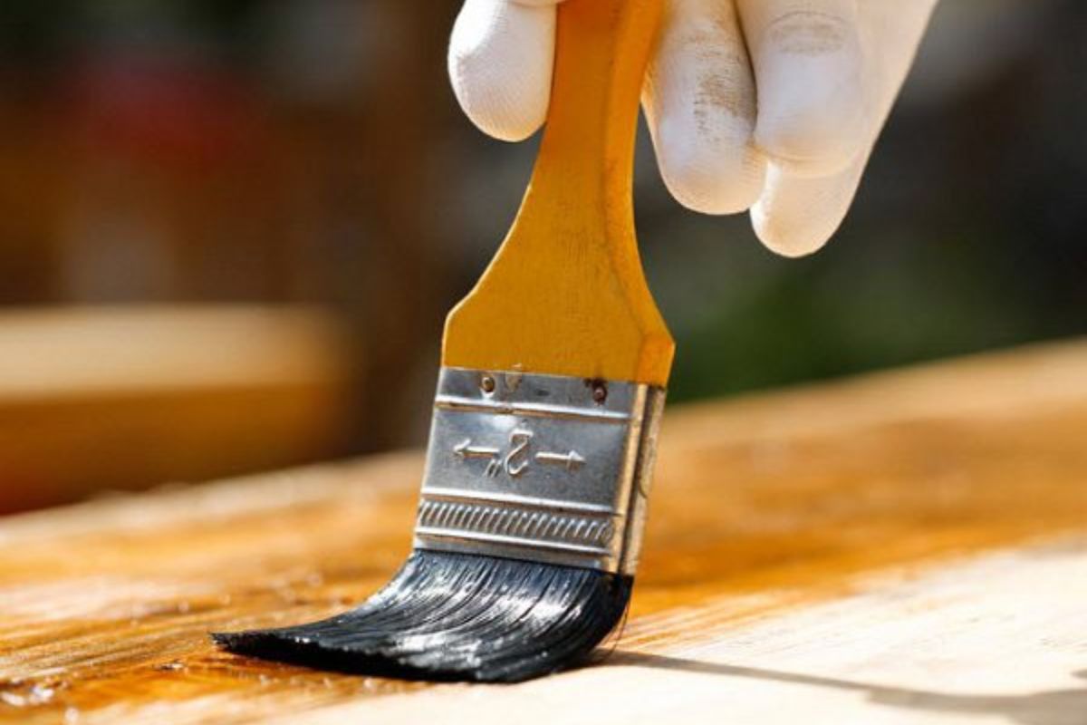 Sửa bàn giám đốc bị bong sơn bằng sơn Vecni