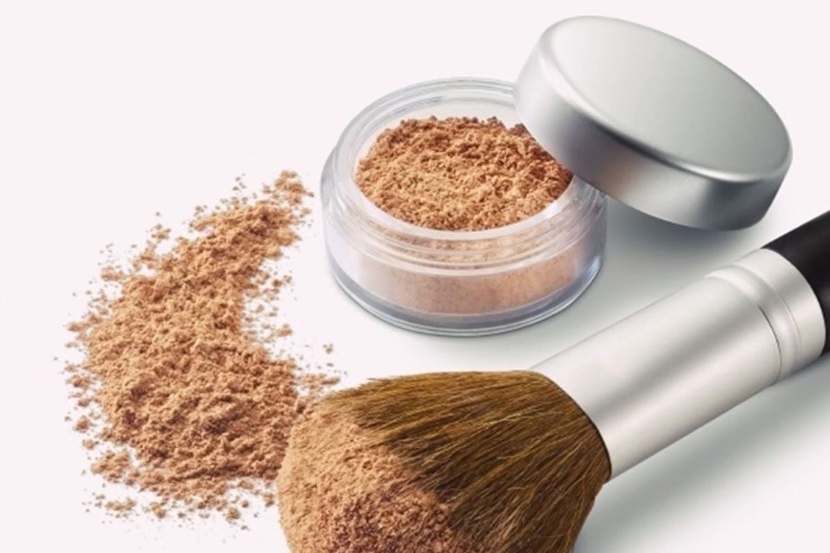 Sửa hộc bàn giám đốc bằng phấn trang điểm