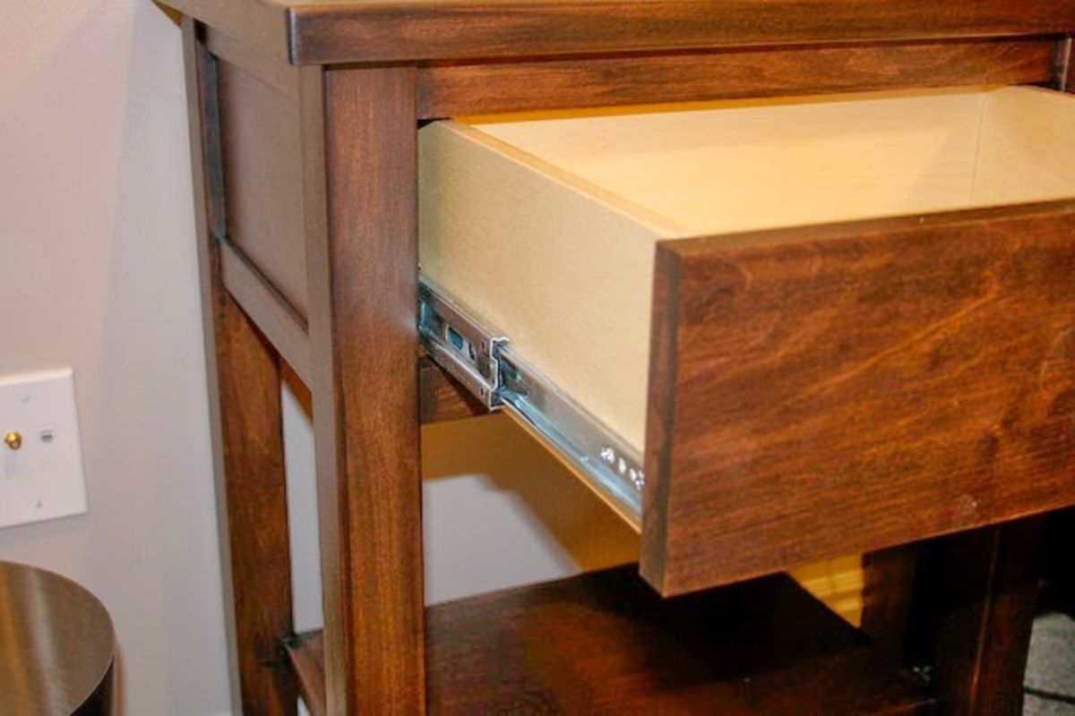 Sửa hộc bàn giám đốc bị hỏng ray trượt
