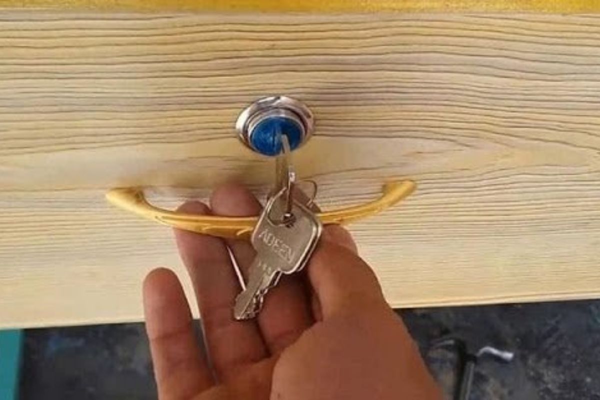 Sửa hộc bàn giám đốc bị hỏng khóa