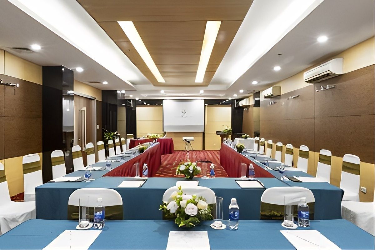 Sử dụng đèn chùm trang trí phòng họp trường học
