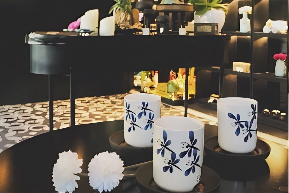 Cốc sứ với họa tiết đơn giản