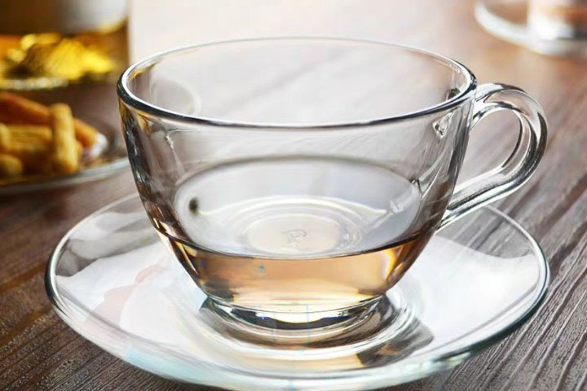 Cốc thủy tinh uống nước