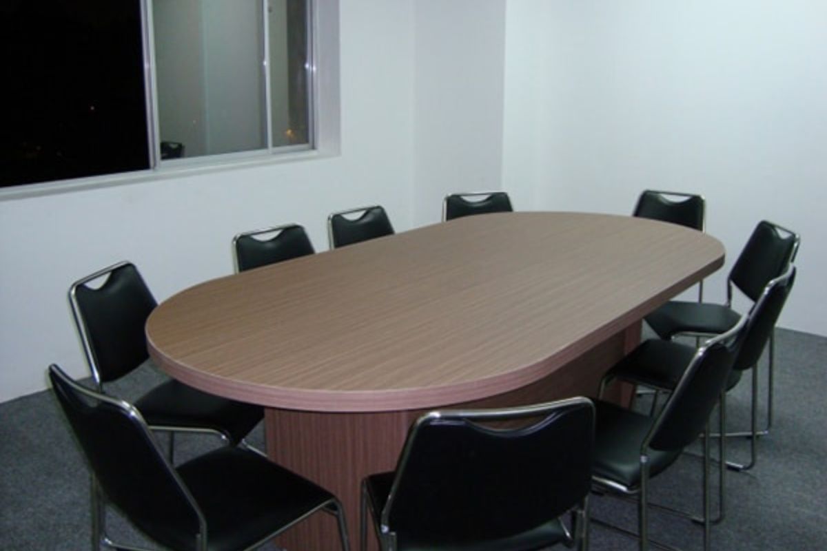 Bàn họp bầu dục gỗ tự nhiên