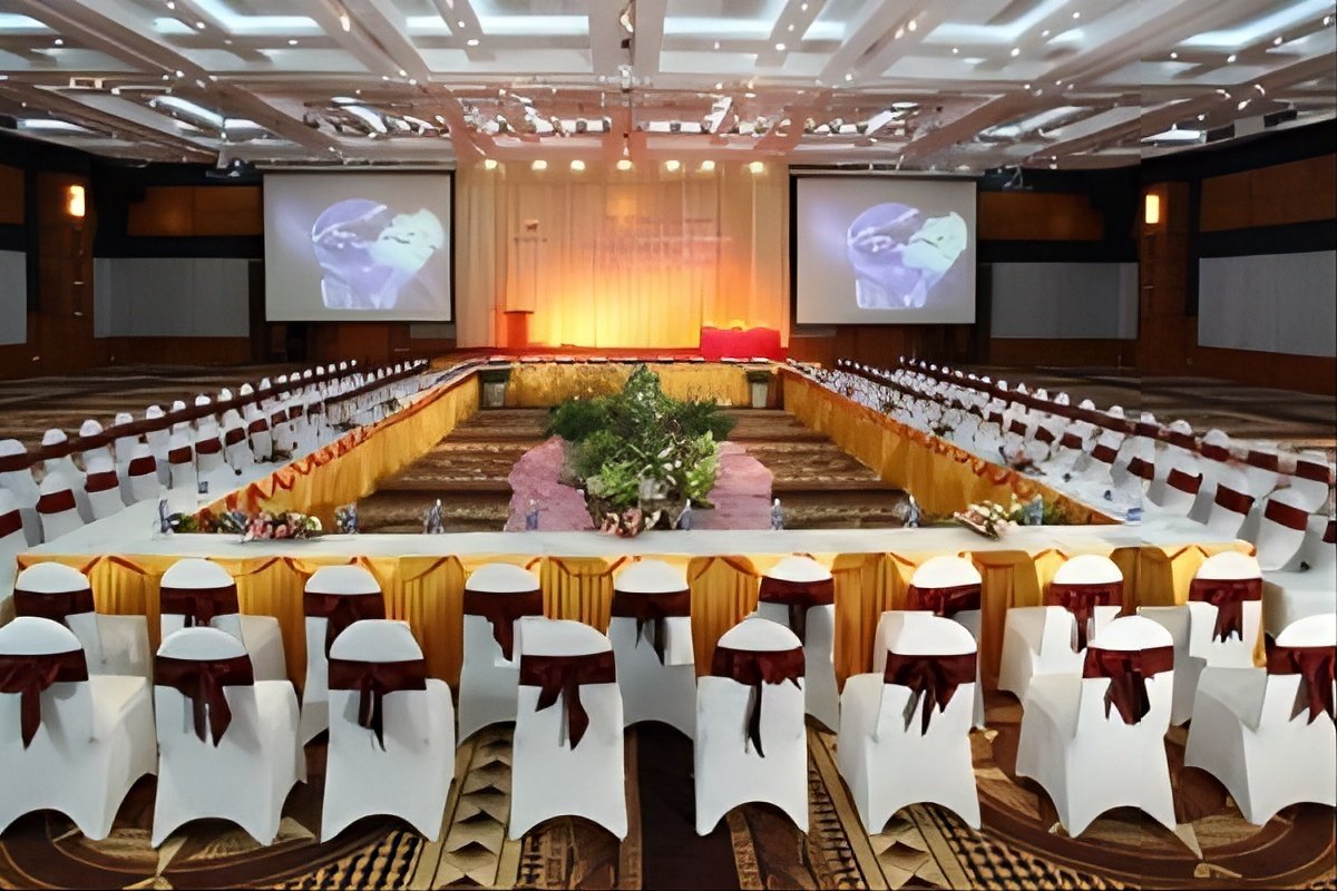 Setup phòng họp báo kiểu hội trường