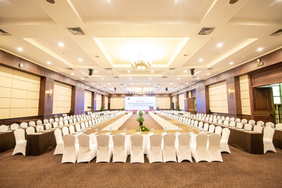 Setup phòng họp báo tối giản