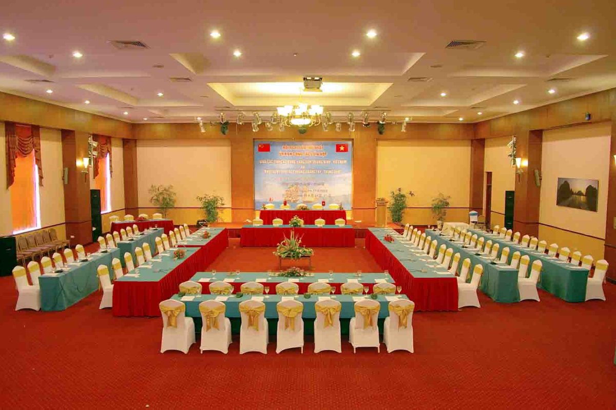 Setup phòng họp báo trang trọng