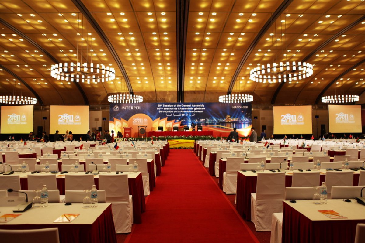 Setup phòng họp báo sang trọng