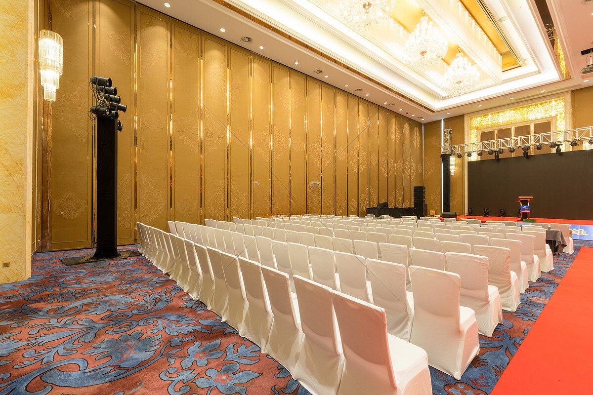 Setup phòng họp báo tone màu trắng thanh lịch