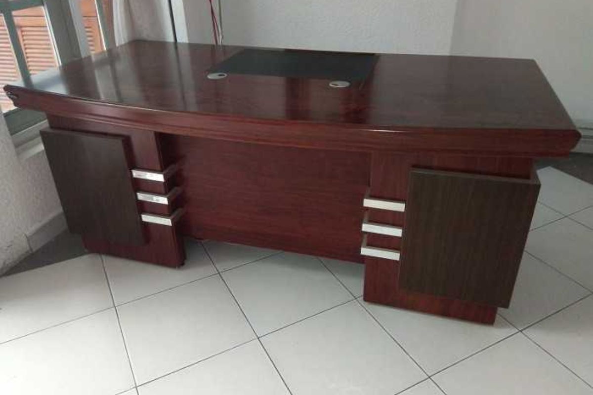 Bàn giám đốc tại Cửa hàng Thanh Huyền