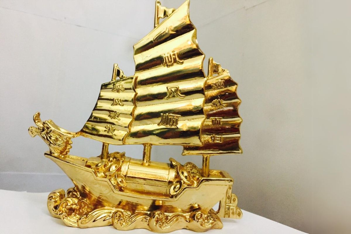 Thuyền chở vàng trang trí bàn làm việc giám đốc